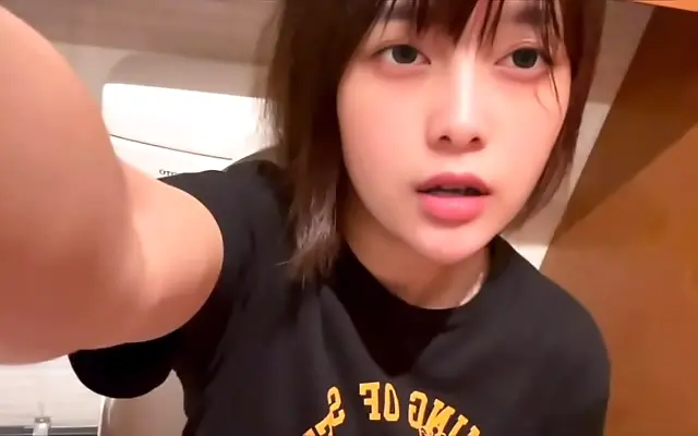 免费一区二区三区 a在线 国产免费观看 In the crowded restroom she fingers herself slowly building tension with every breath