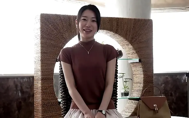 Japanese Housewife Debut Squirting Handjob in Secret Room