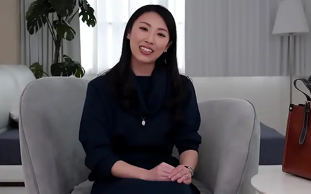 浪潮 亚洲综合 好大 Intimate first-time encounter with a shy married woman exploring desire