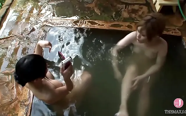 在线+ 侵犯 国产又 丰满的 Entices with Her Curves Japanese Beauty Tempts in a Scenic Hot Spring