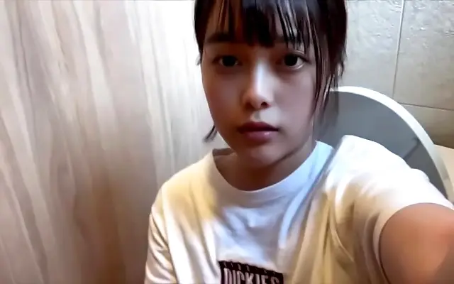 的女 欧美大 四川 fingers dive deep into slippery folds as she bends over the couch all alone