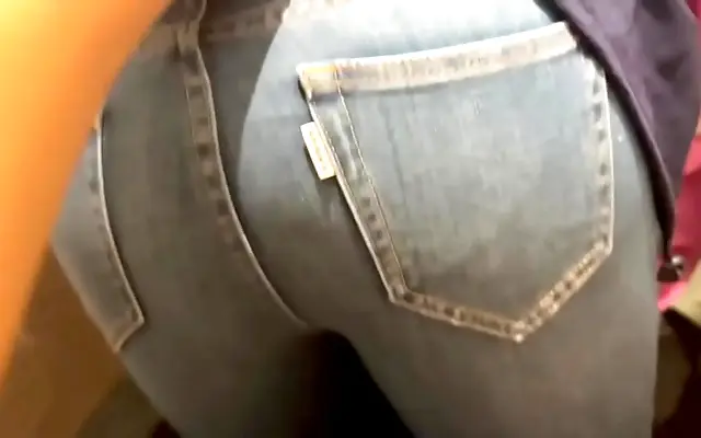 级黄色 自慰 国产一区二区 Silk blouse clinging tight as moans escape in a forbidden net cafe tryst