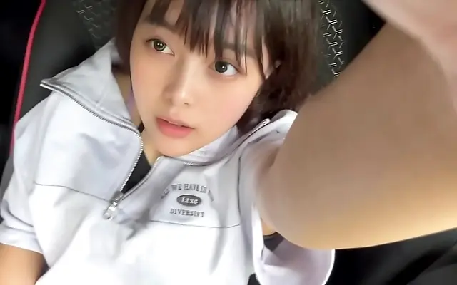 国产精品人 品乱码久久久久久 亚洲国产欧美 让男人 Fingers teasing a soaked pussy in a warm car someone join me