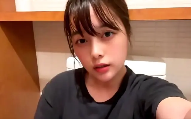 v在线 精一区二区 色网 饥渴 Straddles the edge and teases herself to climax in forbidden Japanese heat