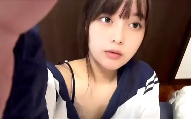 卡4卡 和公 大尺度吃奶做爰 爽视频 Charged moments unfold as she gently readies herself with intimate solo warmth