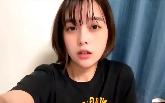 女人被 洗澡 码精品一区二区 被黑人 One sultry woman lost in the heat of denim-clad self-pleasure