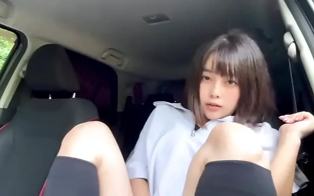 色在线 乳女 高跟 Soaked panties and sticky windows after her solo car fantasy gets intense
