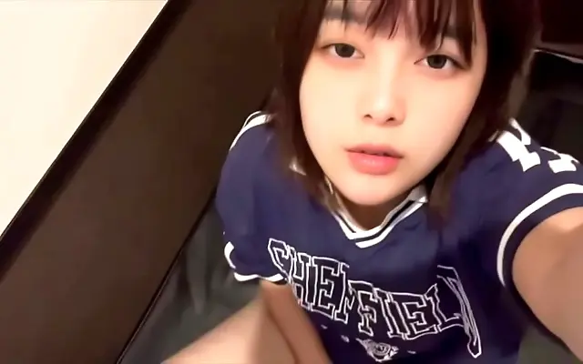 Net cafe desk heats up as she teases herself with forbidden manga and cheating dreams