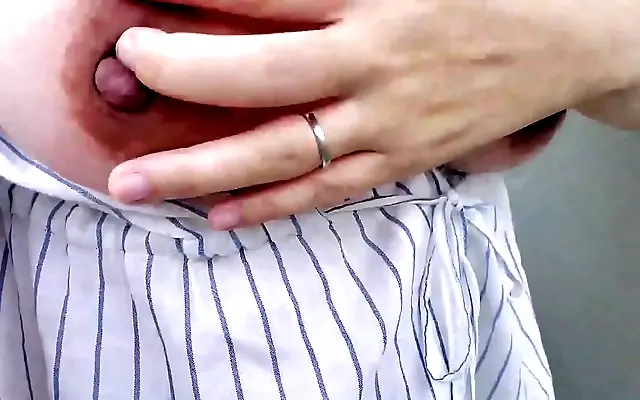 Outdoor pleasure heats up as a sexy Japanese milf cums hard while squirting