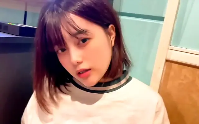 高潮无 卡3卡4卡5 一级特黄大片 Curtain Swirls as Cheating Teen Tempts Friend at Karaoke