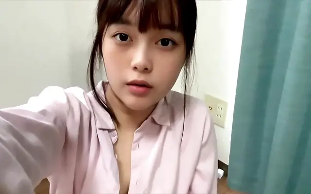 女1 漂亮的保姆 +国产+ 被添全过程 In her Tokyo bedroom a mature Japanese beauty seduces herself with sultry pleasure