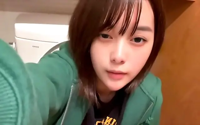 男女无 人妻一区二区 免费p 真人做爰 Her pent up desire explodes in the public restroom