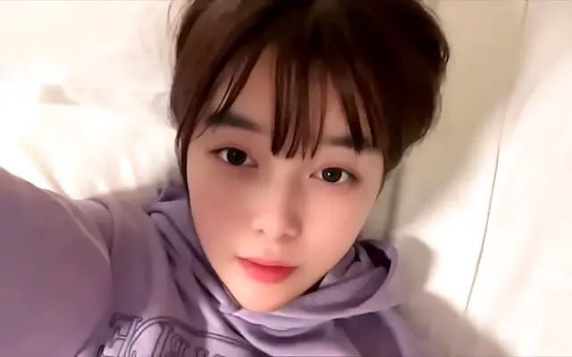 猛烈 精品无码国产 理论片 Silk sheets enhance her solo delight in the privacy of her room