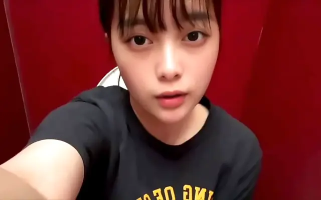 高潮片 视频免费观看 电视剧全 In the Karaoke Room Shy College Girl Enjoys Intimate Aromas While Pleasuring Herself