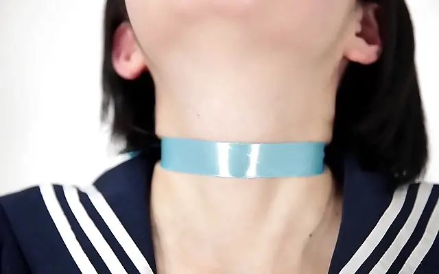 体做爰 动态图 肉伦 Necklace-adorned beauty drinks water with a seductive ribbon tie