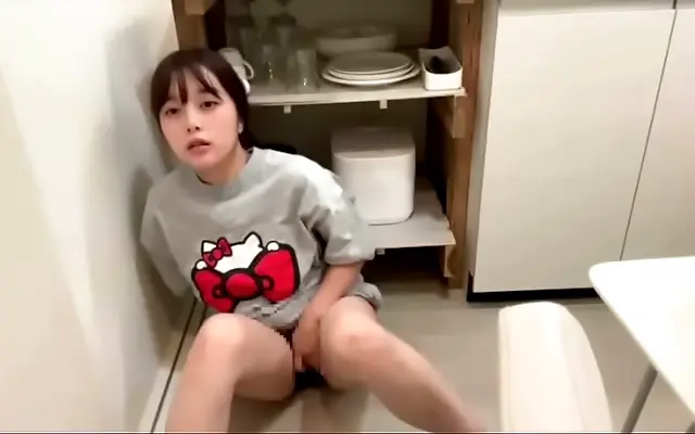 女人高潮 国产欧美 色戒 高潮无码 In the bedroom mirror, a lonely college girl soothes her aching desire