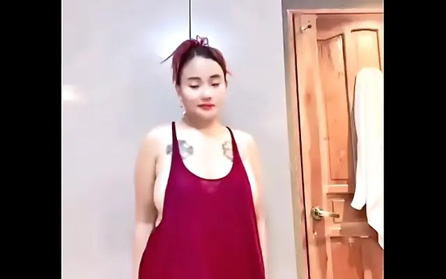 人国产 白丝 欧美va On all fours, shapely Pinay rocks with sultry sway and full bounce