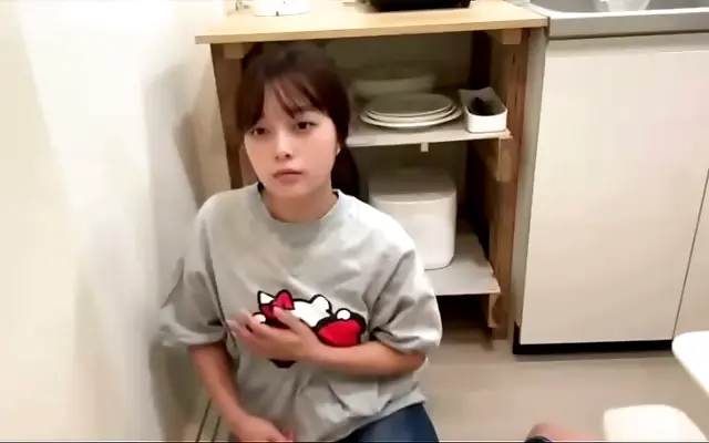 生活 人妻丰满 片精品 被男人 Her boyfriend left her craving so she sneakily pleasures herself in the kitchen