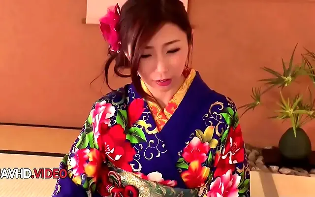 国语 免费观看在线 少妇精 Kitchen Heat Ayumi Shinoda Melts in Kimono with Fiery Blowjob Show